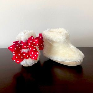 Baby boots with the fur and red bows